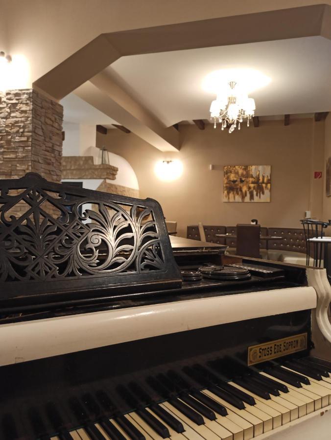 Eden Lounge Restaurant & Pension Верешедьхаз Екстер'єр фото